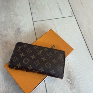 Authentic Louis Vuitton Zippy Wallet